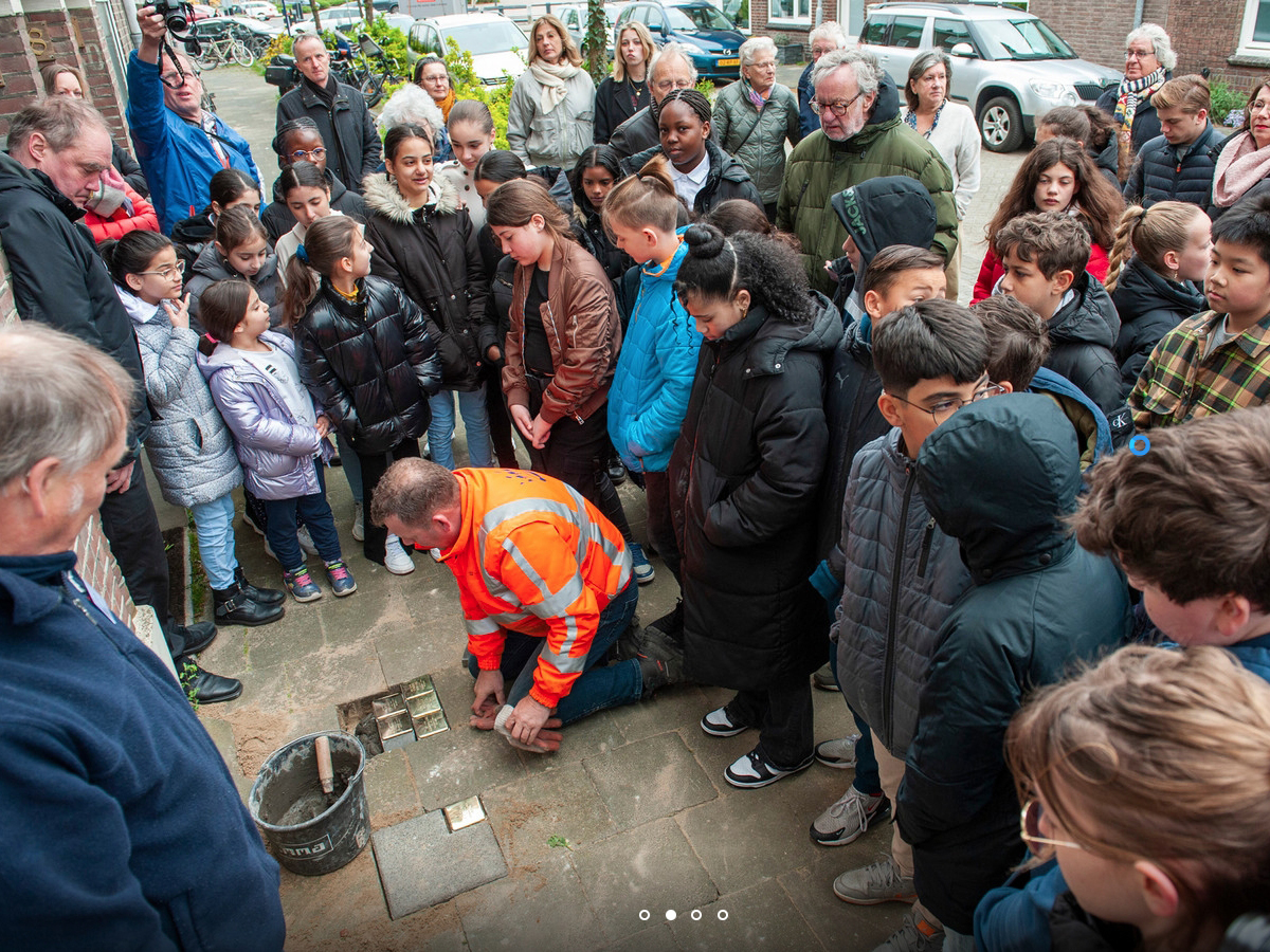 Plaatsen van struikelstenen in Den Bosch raakt kinderen uit oorlogslanden: ‘Voor hen is de oorlog niet ver weg’